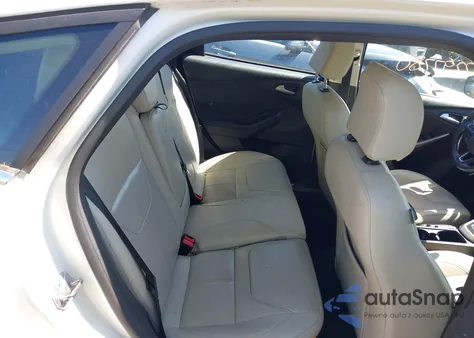 2018 Ford Focus Titanium z USA, uszkodzony, nr VIN 1FADP3N24JL279449